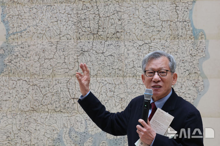 [서울=뉴시스] 권창회 기자 = 유홍준 국립중앙박물관장이 12일 오전 서울 용산구 국립중앙박물관에서 열린 '역사의 길 대동여지도를 펼치다' 개막행사에서 대동여지도 영인본에 대해 설명을 하고 있다. 2026.02.12. kch0523@newsis.com