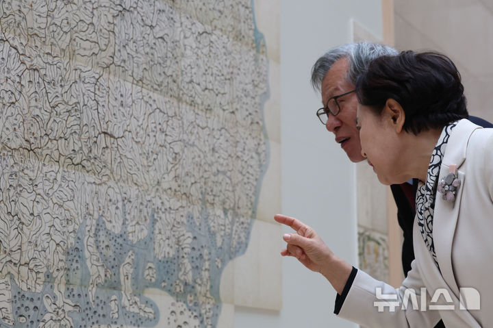 [서울=뉴시스] 권창회 기자 = 유홍준 국립중앙박물관장과 양보경 전 성신여대 총장이 12일 오전 서울 용산구 국립중앙박물관에서 열린 '역사의 길 대동여지도를 펼치다' 개막행사에서 대동여지도 영인본을 살펴보고 있다. 2026.02.12. kch0523@newsis.com