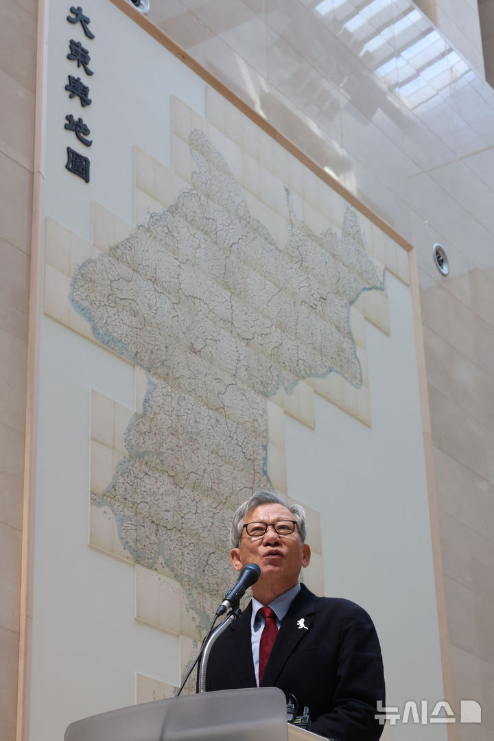 [서울=뉴시스] 권창회 기자 = 유홍준 국립중앙박물관장이 12일 오전 서울 용산구 국립중앙박물관에서 열린 '역사의 길 대동여지도를 펼치다' 개막행사에서 인사말을 하고 있다. 2026.02.12. kch0523@newsis.com