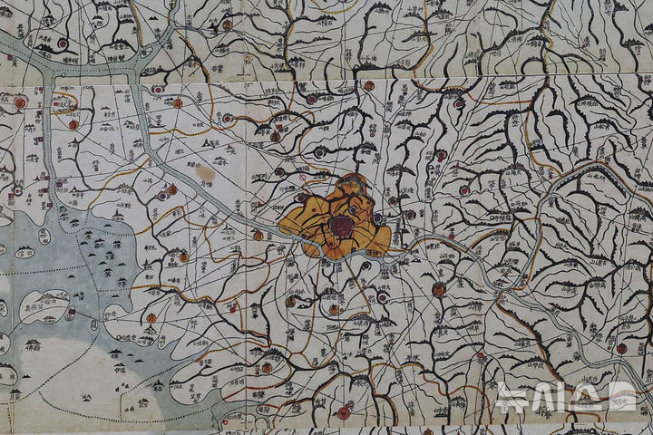 [서울=뉴시스] 권창회 기자 = 12일 오전 서울 용산구 국립중앙박물관에서 열린 '역사의 길 대동여지도를 펼치다' 개막행사에서 대동여지도 영인본이 공개되어 있다. 2026.02.12. kch0523@newsis.com