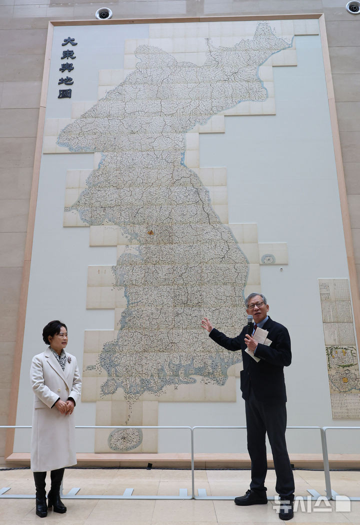 [서울=뉴시스] 권창회 기자 = 유홍준 국립중앙박물관장이 12일 오전 서울 용산구 국립중앙박물관에서 열린 '역사의 길 대동여지도를 펼치다' 개막행사에서 대동여지도에 대해 설명하고 있다. 2026.02.12. kch0523@newsis.com