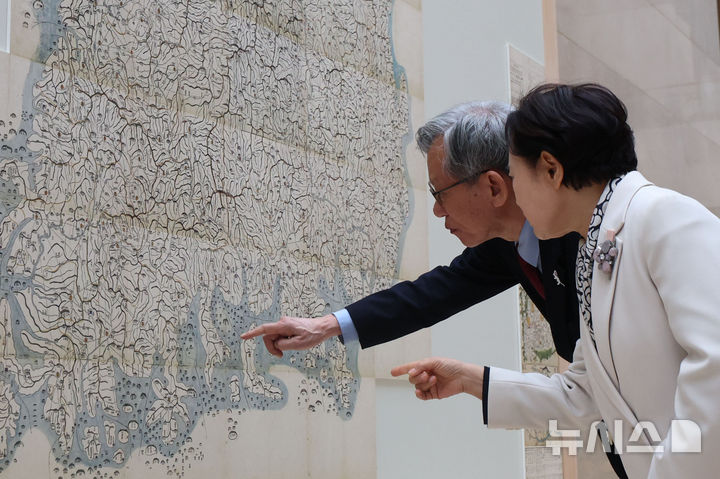 [서울=뉴시스] 권창회 기자 = 유홍준 국립중앙박물관장과 양보경 전 성신여대 총장이 12일 오전 서울 용산구 국립중앙박물관에서 열린 '역사의 길 대동여지도를 펼치다' 개막행사에서 대동여지도 영인본을 살펴보고 있다. 2026.02.12. kch0523@newsis.com