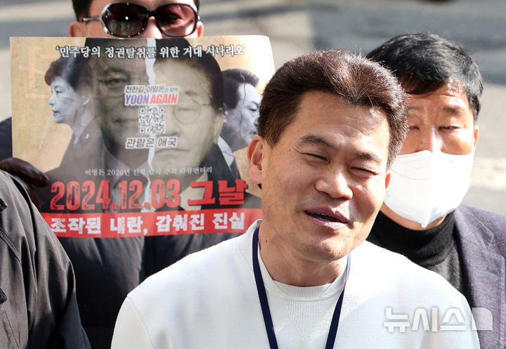 [서울=뉴시스] 김진아 기자 = 이재명 대통령과 김현지 청와대제1부속실장에 대한 허위 사실을 유포한 혐의로 고발된 한국사 강사 출신 보수 유튜버 전한길 씨가 12일 서울 동작경찰서에 피의자 신분으로 출석하고 있다. 2026.02.12. bluesoda@newsis.com