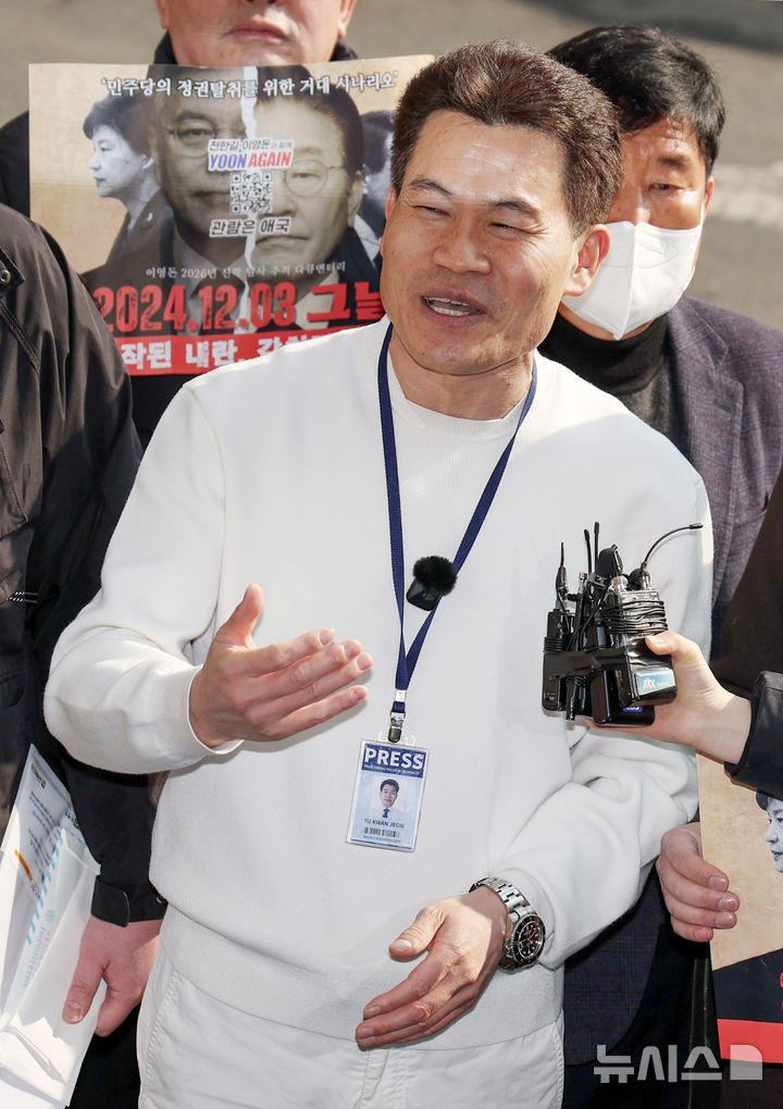 [서울=뉴시스] 김진아 기자 = 이재명 대통령과 김현지 청와대제1부속실장에 대한 허위 사실을 유포한 혐의로 고발된 한국사 강사 출신 보수 유튜버 전한길 씨가 12일 서울 동작경찰서에 피의자 신분으로 출석하고 있다. 2026.02.12. bluesoda@newsis.com