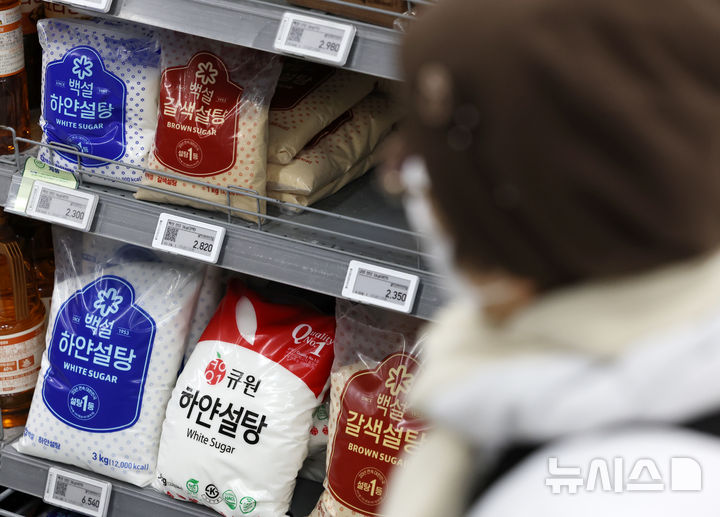 [서울=뉴시스] 조성우 기자 = '설탕 담합'으로 논란이 된 CJ제일제당, 삼양사, 대한제당 등 제당3사를 상대로 첫 손해배상 청구 소송이 제기됐다. CJ제일제당의 브랜드 백설과 삼양사의 큐원 등 설탕 제품이 진열돼 있는 모습. 2026.04.20. xconfind@newsis.com