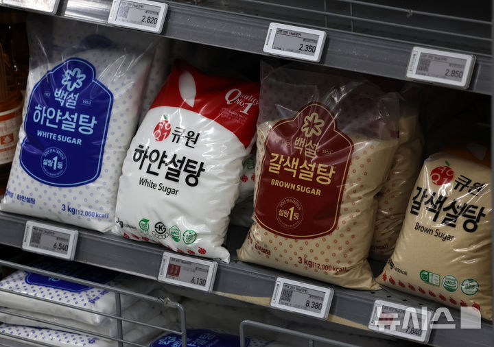 [서울=뉴시스] 조성우 기자 = 공정거래위원회가 CJ제일제당·삼양사·대한제당 등 3개 설탕 제조·판매업자에 대해 법 위반행위 금지명령과 가격변경 현황 보고명령 등 시정명령을 내리고, 총 4083억 원의 과징금을 부과했다고 12일 밝혔다. 제당사 3곳은 지난 2021년 2월부터 2025년 4월까지 총 8회에 걸쳐 설탕 판매가격 변경의 폭과 시기 등을 합의한 것으로 알려졌다. 이날 서울 시내의 한 대형마트에 CJ제일제당의 브랜드 백설과 삼양사의 큐원 등 설탕 제품이 진열돼 있다. 2026.02.12. xconfind@newsis.com
