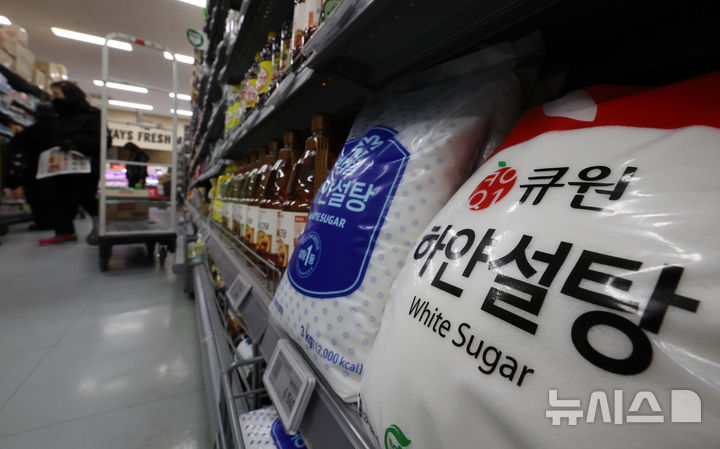 [서울=뉴시스] 이날 서울 시내의 한 대형마트에 CJ제일제당의 브랜드 백설과 삼양사의 큐원 등 설탕 제품이 진열돼 있다. 12일 설탕 가격이 5년 만에 최저치를 기록했다. (뉴시스=DB) 2026.02.12. 