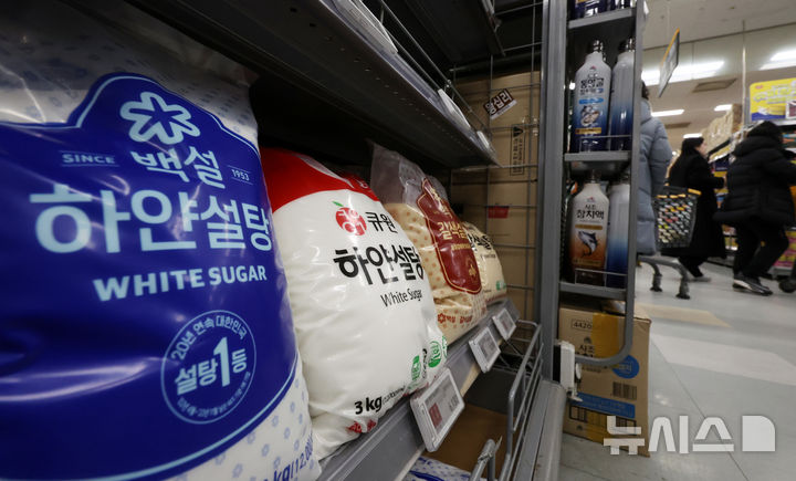 [서울=뉴시스] 조성우 기자 = 서울 시내의 한 대형마트에 CJ제일제당의 브랜드 백설과 삼양사의 큐원 등 설탕 제품이 진열돼 있다. 2026.02.12. xconfind@newsis.com