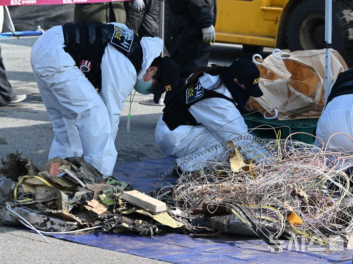 [무안=뉴시스] 이현행 기자 = 과학수사대가 12일 오전 전남 무안 국제공항에서 1년 넘게 방치돼 있던 12·29여객기 참사 사고기 잔해물 재조사가 진행되고 있다. 2026.02.12. lhh@newsis.com