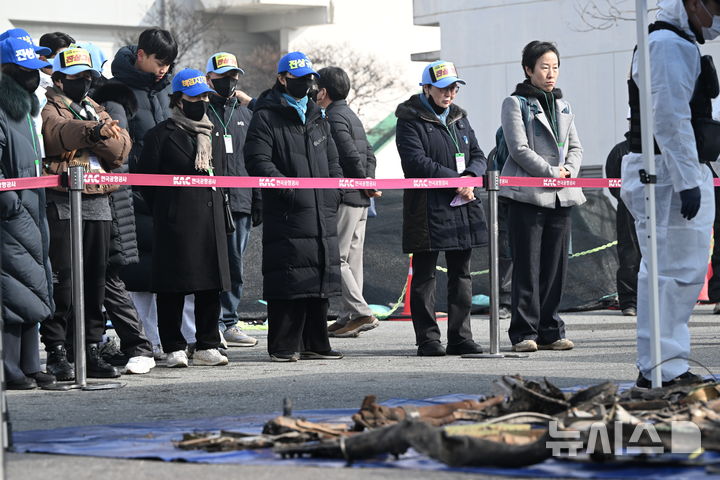 [무안=뉴시스] 이현행 기자 = 12·29무안공항 제주항공 참사 유가족 협의회가 12일 오전 전남 무안 국제공항에서 1년 넘게 방치돼 있던 여객기 잔해물을 바라보고 있다. 2026.02.12. lhh@newsis.com