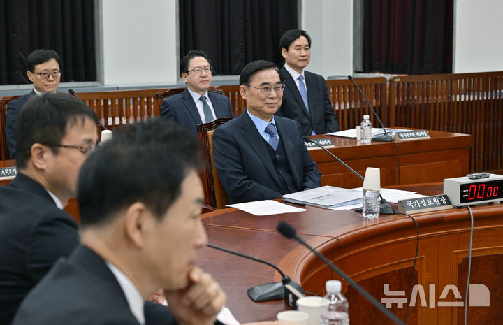 [서울=뉴시스] 국회사진기자단= 이종석 국가정보원장이 12일 서울 여의도 국회에서 열린 정보위원회 전체회의에 출석해 있다. 2026.02.12. photo@newsis.com