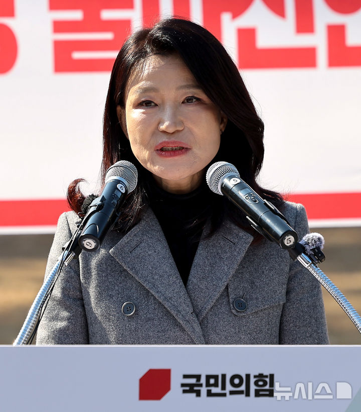 [대구=뉴시스] 이무열 기자 = 이진숙 전 방송통신위원장이 12일 대구 중구 국채보상운동기념공원에서 6·3 지방선거 대구시장 출마 선언을 하고 있다. 2026.02.12. lmy@newsis.com