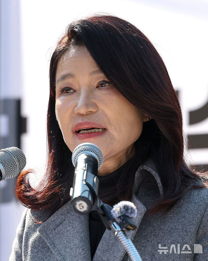 [대구=뉴시스] 이무열 기자 = 이진숙 전 방송통신위원장이 12일 대구 중구 국채보상운동기념공원에서 6·3 지방선거 대구시장 출마 선언을 하고 있다. 2026.02.12. lmy@newsis.com