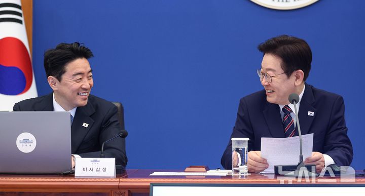 [서울=뉴시스] 최동준 기자 = 이재명 대통령이 12일 청와대에서 열린 수석보좌관회의에서 강훈식 비서실장과 대화하고 있다. 2026.02.12. photocdj@newsis.com