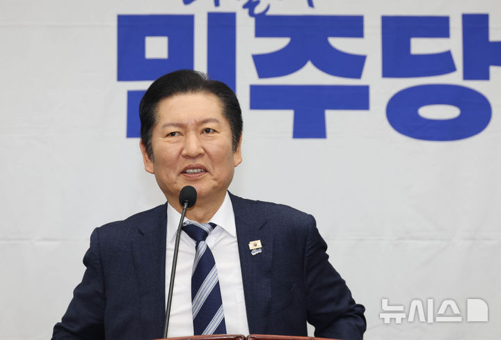 [서울=뉴시스] 조성봉 기자 = 정청래 더불어민주당 대표가 12일 오후 서울 여의도 국회에서 열린 의원총회에서 발언을 하고 있다. 2026.02.12. suncho21@newsis.com