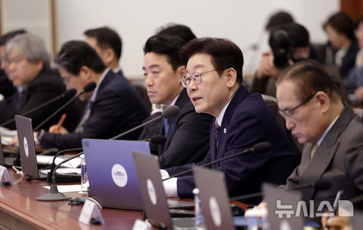 [서울=뉴시스] 최동준 기자 = 이재명 대통령이 12일 청와대에서 열린 수석보좌관회의에서 발언하고 있다. 2026.02.12. photocdj@newsis.com