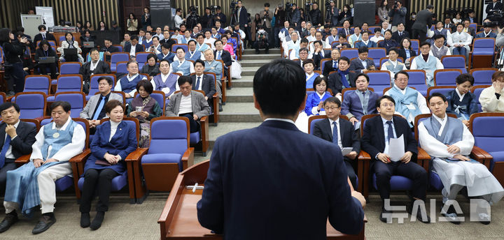 與 중수청·공소청법 정부안 당론 채택…검찰총장 명칭 유지될 듯(종합)