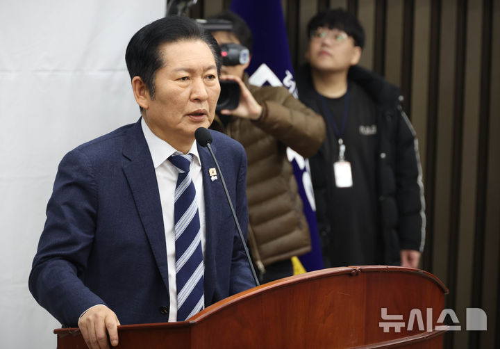 [서울=뉴시스] 조성봉 기자 = 정청래 더불어민주당 대표가 12일 오후 서울 여의도 국회에서 열린 의원총회에서 발언을 하고 있다. 2026.02.12. suncho21@newsis.com