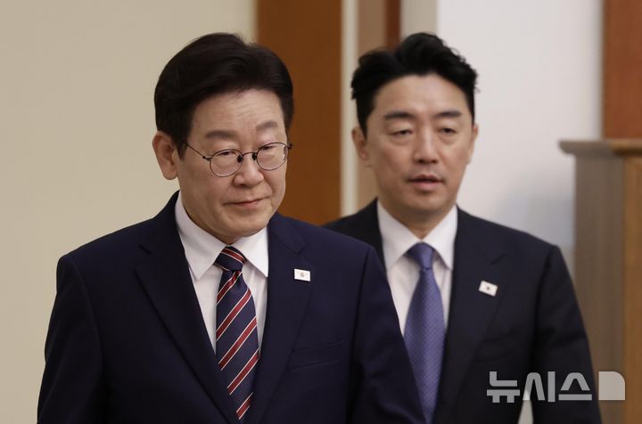 [서울=뉴시스] 최동준 기자 = 이재명 대통령과 강훈식 비서실장이 12일 청와대에서 열린 수석보좌관회의에 입장하고 있다. 2026.02.12. photocdj@newsis.com