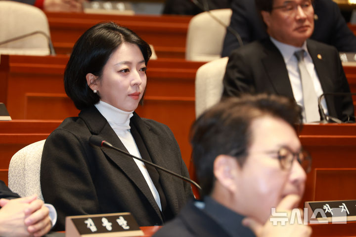 [서울=뉴시스] 고승민 기자 = 배현진 국민의힘 의원이 12일 서울 여의도 국회에서 열린 의원총회에 참석하고 있다. 2026.02.12. kkssmm99@newsis.com