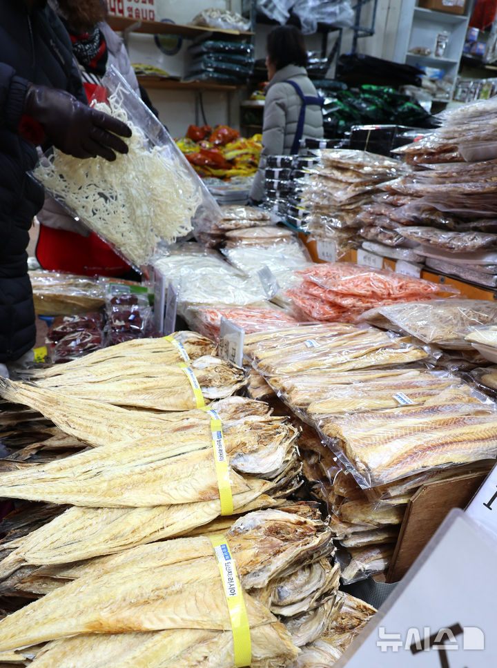 [인천=뉴시스]전진환 기자 = 지난 12일 오후 인천의 한 전통시장. (사진은 기사 내용과 관련이 없습니다.) 2026.02.15. amin2@newsis.com