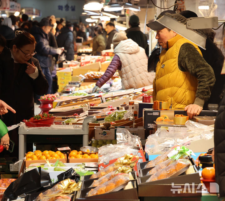 [인천=뉴시스] 전진환 기자 = 설 연휴를 이틀 앞둔 12일 오후 인천 남동구 남촌농산물도매시장이 제수용 및 선물용 과일을 구입하려는 시민들로 붐비고 있다.2026.02.12. amin2@newsis.com