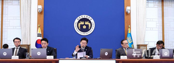 [서울=뉴시스] 최동준 기자 = 이재명 대통령이 12일 청와대에서 열린 수석보좌관회의에서 발언하고 있다. 2026.02.12. photocdj@newsis.com
