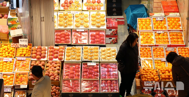 [인천=뉴시스] 전진환 기자 = 설 연휴를 이틀 앞둔 12일 오후 인천 남동구 남촌농산물도매시장이 제수용 및 선물용 과일을 구입하려는 시민들로 붐비고 있다.2026.02.12. amin2@newsis.com