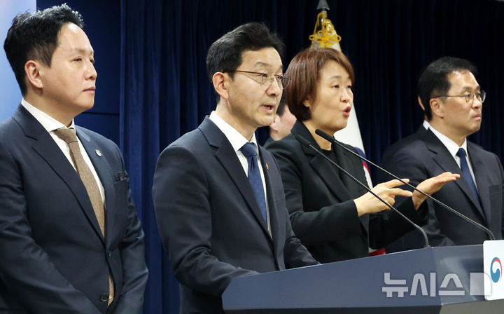 [서울=뉴시스] 추상철 기자 = 윤창렬 국무조정실장이 12일 오후 서울 종로구 정부서울청사에서 '헌법존중 정부혁신 TF 조사결과 발표' 브리핑을 하고 있다. 2026.02.12. scchoo@newsis.com