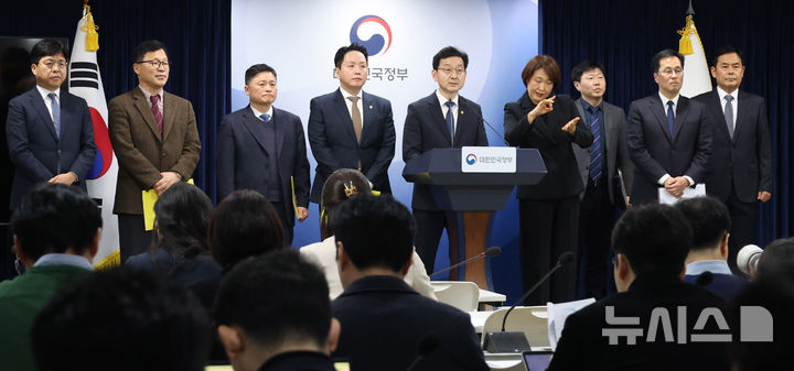 [서울=뉴시스] 추상철 기자 = 윤창렬 국무조정실장이 12일 오후 서울 종로구 정부서울청사에서 '헌법존중 정부혁신 TF 조사결과 발표' 브리핑을 하고 있다. 2026.02.12. scchoo@newsis.com