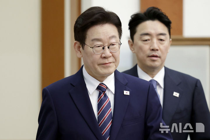 [서울=뉴시스] 최동준 기자 = 이재명 대통령이 12일 청와대에서 열린 수석보좌관회의에 입장하고 있다. 2026.02.12. photocdj@newsis.com