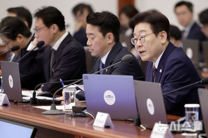 [서울=뉴시스] 최동준 기자 = 이재명 대통령이 12일 청와대에서 열린 수석보좌관회의에서 발언하고 있다. 2026.02.12. photocdj@newsis.com