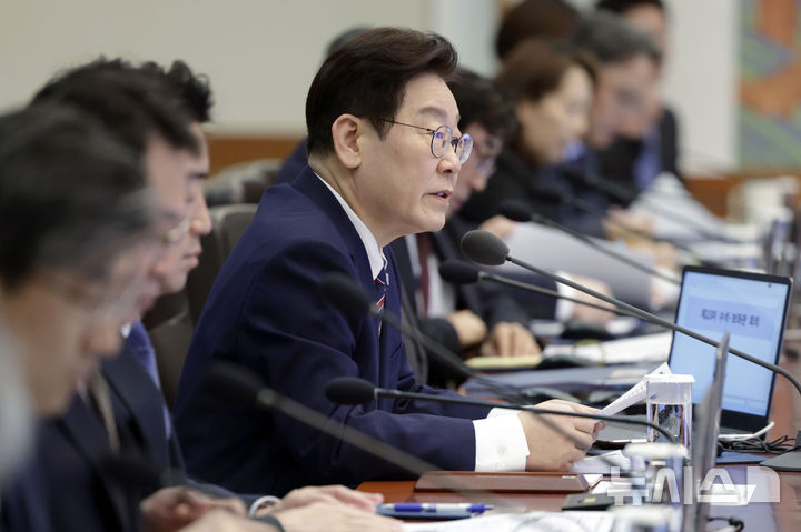 [서울=뉴시스] 최동준 기자 = 이재명 대통령이 12일 청와대에서 열린 수석보좌관회의에서 발언하고 있다. 2026.02.12. photocdj@newsis.com