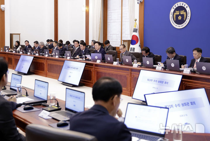 [서울=뉴시스] 최동준 기자 = 이재명 대통령이 12일 청와대에서 열린 수석보좌관회의에서 발언하고 있다. 2026.02.12. photocdj@newsis.com