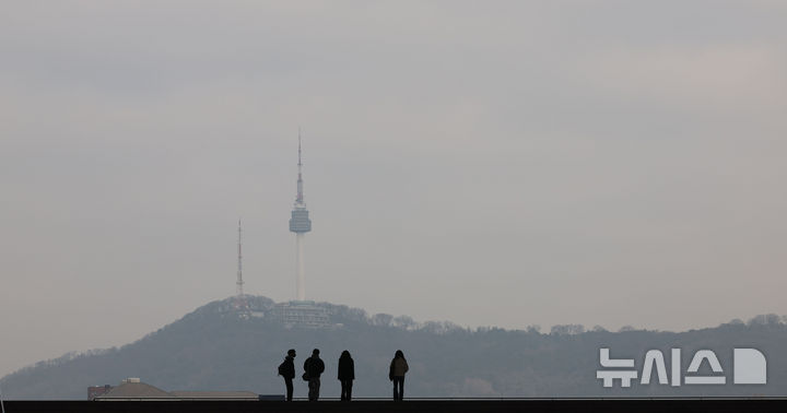 [서울=뉴시스] 권창회 기자 = 미세먼지와 초미세먼지 농도가 '나쁨' 상태를 보인 12일 서울 용산구 국립중앙박물관에서 바라본 남산타워가 뿌옇다. 2026.02.12. kch0523@newsis.com