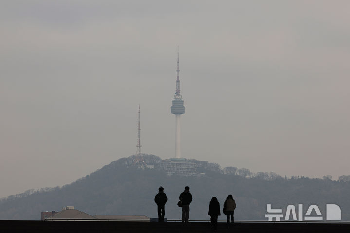[서울=뉴시스] 권창회 기자 = 미세먼지와 초미세먼지 농도가 '나쁨' 상태를 보인 12일 서울 용산구 국립중앙박물관에서 바라본 남산타워가 뿌옇다. 2026.02.12. kch0523@newsis.com