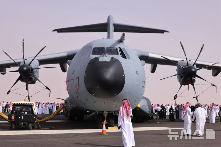  [ 리야드( 사우디 아라비아)= 신화/뉴시스] 사우디 아라비아 에너지부는 최근 이란 전쟁으로 폭격을 당한 전국 에너지 시설의 피해로 정유소와 송유관, 각급 화학단지와 발전소등 엄청난 타격을 입었다고 발표했다. 사진은 올해 2월 11일 리야드에서 열린 세계국방전시회에서 신형 전투기를 관람하는 사우디 관계자들. 2026. 04. 10. 