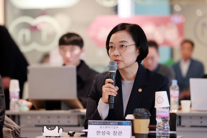 [서울=뉴시스] 한성숙 중소벤처기업부 장관이 12일 서울 강남구 글로벌스타트업센터에서 열린 'OpenData X AI 챌린지 스타트업 간담회'에서 인사말을 하고 있다. (사진=중소벤처기업부 제공) 2026.02.12. photo@newsis.com *재판매 및 DB 금지