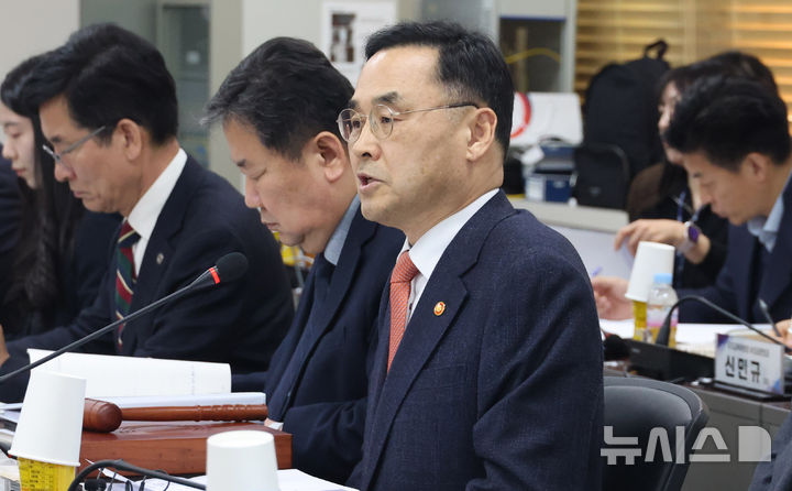 [서울=뉴시스] 추상철 기자 = 차정인 국가교육위원장이 2월 12일 오후 서울 종로구 정부서울청사에서 열린 제65차 회의를 주재하고 있다. 2026.02.12. scchoo@newsis.com