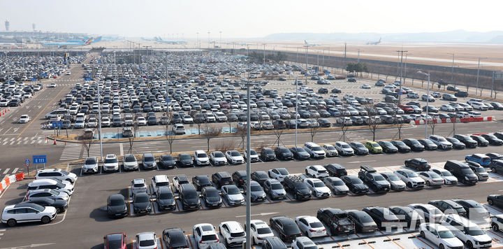 [인천공항=뉴시스] 김선웅 기자 = 12일 인천국제공항 제2여객터미널 장기주차장이 설 연휴를 앞두고 주차 차량으로 가득 차있다. 인천국제공항공사는 이번 설 연휴 기간(13~18일) 출입국 여객은 122만명, 일 평균 20만4000명 수준으로 전망했으며 총여객과 출발여객이 가장 많은 날은 14일이고 도착 여객이 가장 많은 날은 18일로 예상했다. 2026.02.12. mangusta@newsis.com