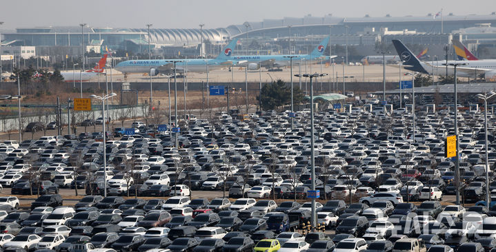 차량으로 가득한 인천공항 주차장… 설 연휴 기간 122만명 이용 예측 [뉴시스Pic]