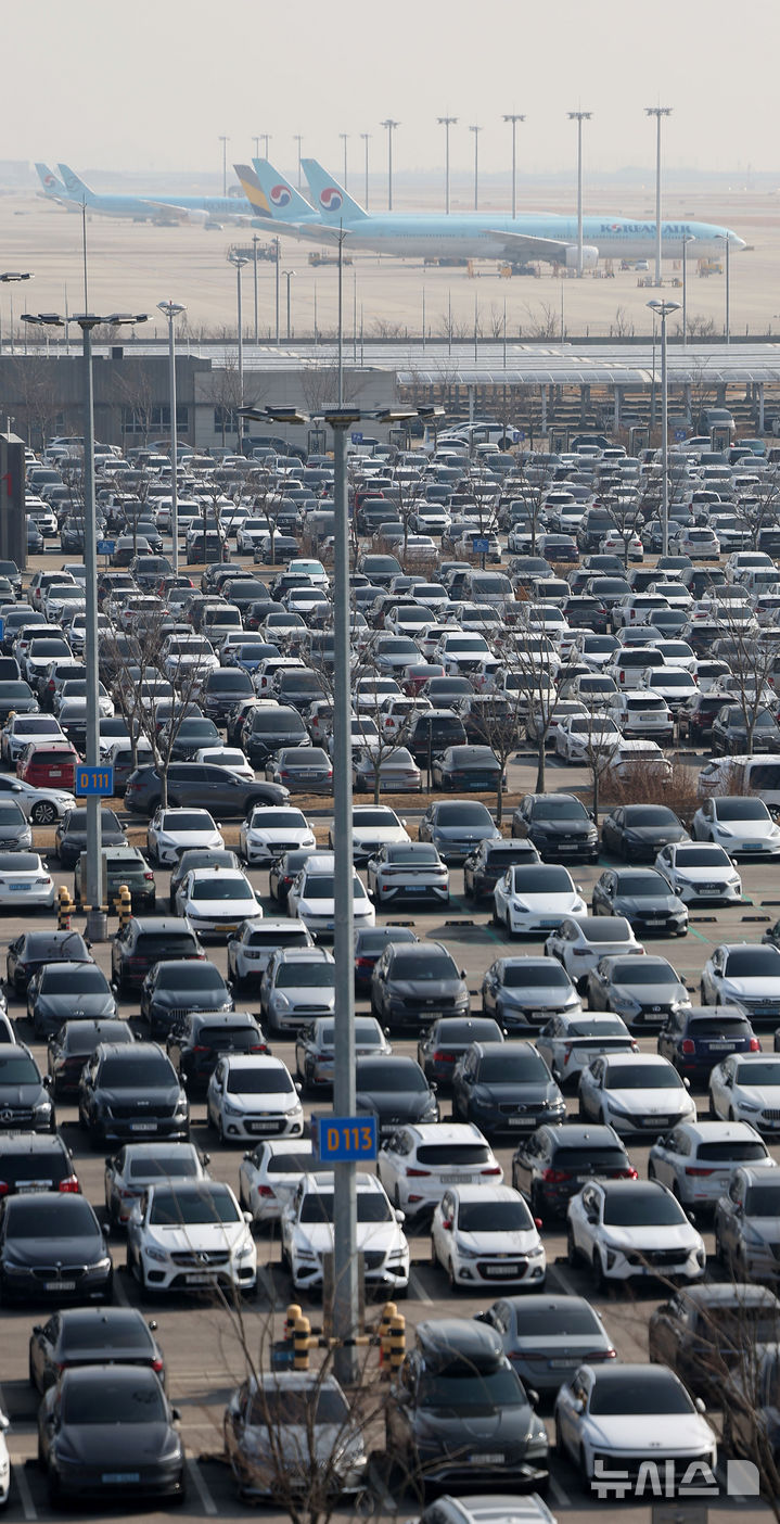 [인천공항=뉴시스] 김선웅 기자 = 12일 인천국제공항 제2여객터미널 장기주차장이 설 연휴를 앞두고 주차 차량으로 가득 차있다. 인천국제공항공사는 이번 설 연휴 기간(13~18일) 출입국 여객은 122만명, 일 평균 20만4000명 수준으로 전망했으며 총여객과 출발여객이 가장 많은 날은 14일이고 도착 여객이 가장 많은 날은 18일로 예상했다. 2026.02.12. mangusta@newsis.com