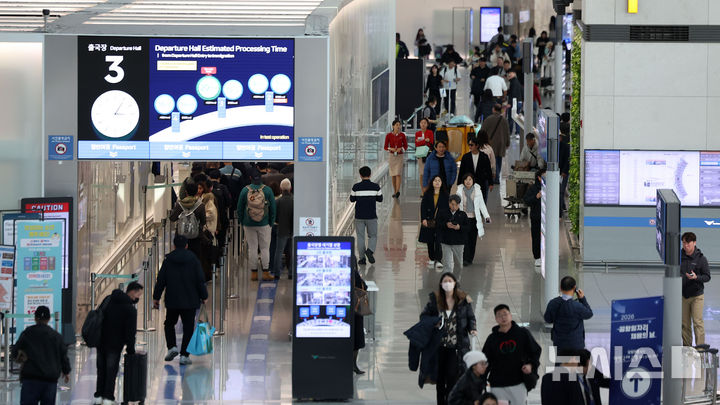 [인천공항=뉴시스] 김선웅 기자 = 설 연휴를 앞둔 12일 인천국제공항 출국장에서 여행객들이 출국 수속을 밟고 있다.인천국제공항공사는 이번 설 연휴 기간(13~18일) 출입국 여객은 122만명, 일 평균 20만4000명 수준으로 전망했으며 총여객과 출발여객이 가장 많은 날은 14일이고 도착 여객이 가장 많은 날은 18일로 예상했다. 2026.02.12. mangusta@newsis.com