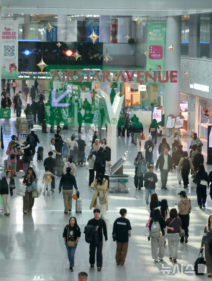 [인천공항=뉴시스] 김선웅 기자 = 설 연휴를 앞둔 12일 인천국제공항 면세구역에서 출국을 앞둔 여행객들이 오가고 있다.인천국제공항공사는 이번 설 연휴 기간(13~18일) 출입국 여객은 122만명, 일 평균 20만4000명 수준으로 전망했으며 총여객과 출발여객이 가장 많은 날은 14일이고 도착 여객이 가장 많은 날은 18일로 예상했다. 2026.02.12. mangusta@newsis.com