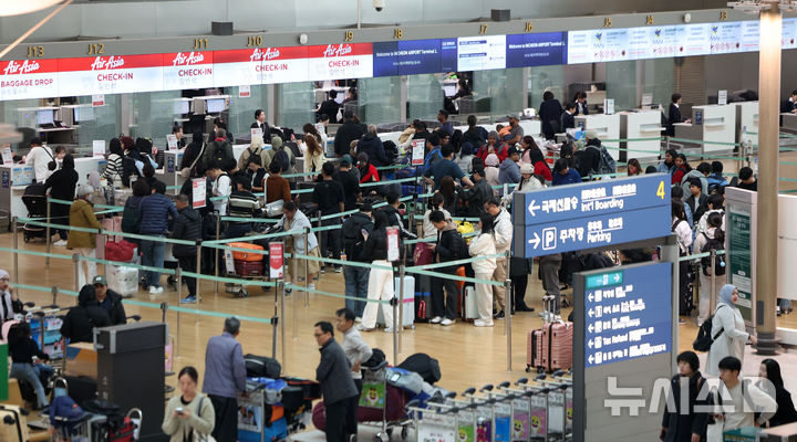 [인천공항=뉴시스] 김선웅 기자 = 설 연휴를 앞둔 12일 인천국제공항 출국장에서 여행객들이 출국 수속을 밟고 있다.인천국제공항공사는 이번 설 연휴 기간(13~18일) 출입국 여객은 122만명, 일 평균 20만4000명 수준으로 전망했으며 총여객과 출발여객이 가장 많은 날은 14일이고 도착 여객이 가장 많은 날은 18일로 예상했다. 2026.02.12. mangusta@newsis.com