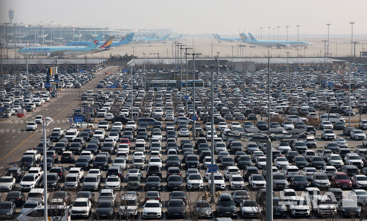 [인천공항=뉴시스] 김선웅 기자 = 12일 인천국제공항 제2여객터미널 장기주차장이 설 연휴를 앞두고 주차 차량으로 가득 차있다. 인천국제공항공사는 이번 설 연휴 기간(13~18일) 출입국 여객은 122만명, 일 평균 20만4000명 수준으로 전망했으며 총여객과 출발여객이 가장 많은 날은 14일이고 도착 여객이 가장 많은 날은 18일로 예상했다. 2026.02.12. mangusta@newsis.com