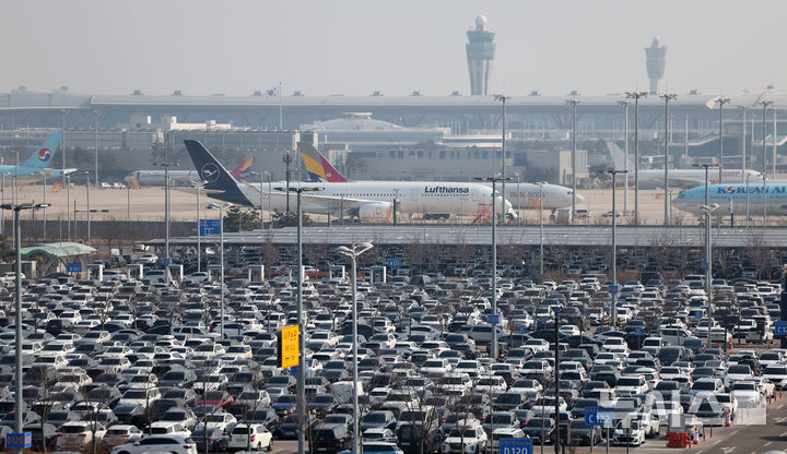 [인천공항=뉴시스] 김선웅 기자 = 12일 인천국제공항 제2여객터미널 장기주차장이 설 연휴를 앞두고 주차 차량으로 가득 차있다.&nbsp; 인천국제공항공사는 이번 설 연휴 기간(13~18일) 출입국 여객은 122만명, 일 평균 20만4000명 수준으로 전망했으며 총여객과 출발여객이 가장 많은 날은 14일이고 도착 여객이 가장 많은 날은 18일로 예상했다. 2026.02.12. mangusta@newsis.com