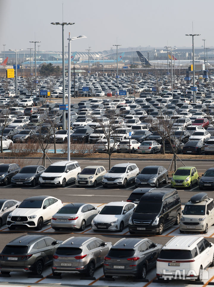 [인천공항=뉴시스] 김선웅 기자 = 12일 인천국제공항 제2여객터미널 장기주차장이 설 연휴를 앞두고 주차 차량으로 가득 차있다. 인천국제공항공사는 이번 설 연휴 기간(13~18일) 출입국 여객은 122만명, 일 평균 20만4000명 수준으로 전망했으며 총여객과 출발여객이 가장 많은 날은 14일이고 도착 여객이 가장 많은 날은 18일로 예상했다. 2026.02.12. mangusta@newsis.com
