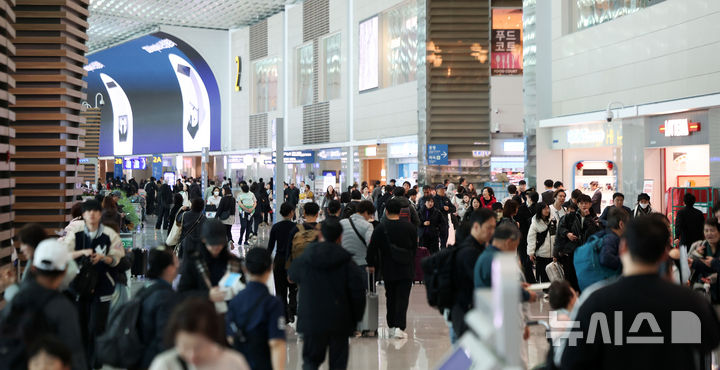 [인천공항=뉴시스] 김선웅 기자 = 설 연휴를 앞둔 12일 인천국제공항 출국장에서 여행객들이 출국 수속을 밟고 있다.인천국제공항공사는 이번 설 연휴 기간(13~18일) 출입국 여객은 122만명, 일 평균 20만4000명 수준으로 전망했으며 총여객과 출발여객이 가장 많은 날은 14일이고 도착 여객이 가장 많은 날은 18일로 예상했다. 2026.02.12. mangusta@newsis.com