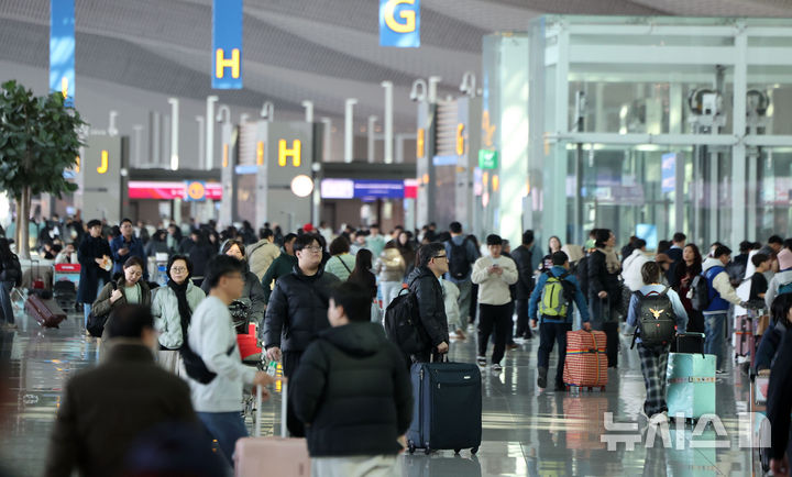 [인천공항=뉴시스] 김선웅 기자 = 설 연휴를 앞둔 12일 인천국제공항 출국장에서 여행객들이 출국 수속을 밟고 있다.인천국제공항공사는 이번 설 연휴 기간(13~18일) 출입국 여객은 122만명, 일 평균 20만4000명 수준으로 전망했으며 총여객과 출발여객이 가장 많은 날은 14일이고 도착 여객이 가장 많은 날은 18일로 예상했다. 2026.02.12. mangusta@newsis.com